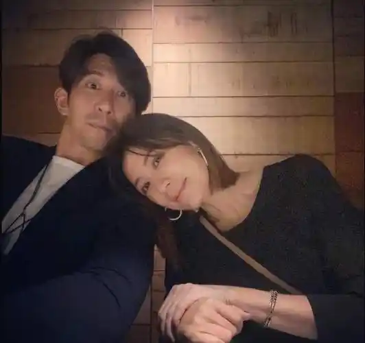 原创贾静雯晒母亲节礼物两女儿制作手工花束老公修杰楷送金色蟾蜍