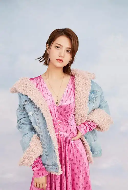 简介:姜珮瑶时尚百变写真大片,分享一组姜珮瑶图片给大家,图中的明星