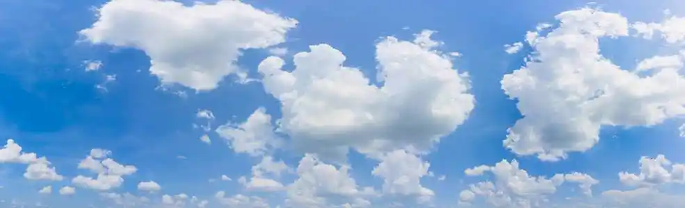 全景天空和云背景.在高分辨率的全景组成照片