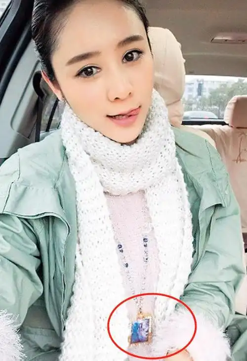 为做厦门首富李嘉诚儿媳,29岁网红张馨月诚心祭拜狐仙,成功闪婚