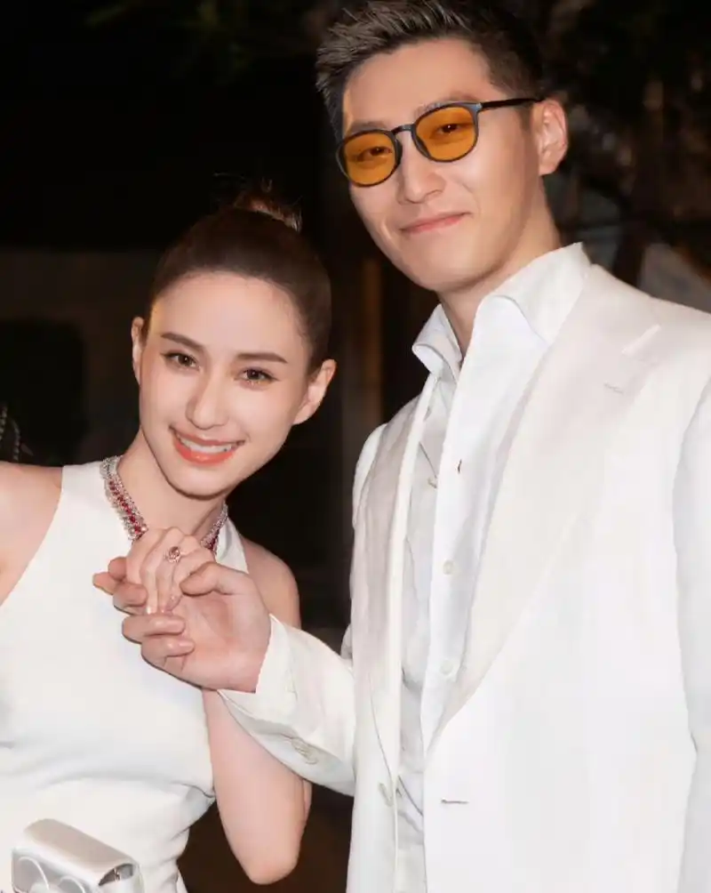 何超莲婚礼摄影师再晒内场照片,窦骁戴墨镜耍帅酷劲十足,他牵着新娘子