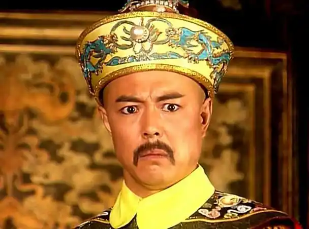 张铁林他出演过《雍正王朝》中的康熙帝,和唐国强演父子;《乾隆王朝》