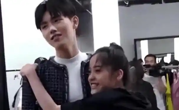 叫一声爸爸上两回热搜这一次欧阳娜娜真是赢麻了