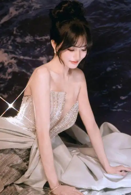 徐璐穿闪钻开衩长裙拍大片性感身材曲线曼妙吸睛