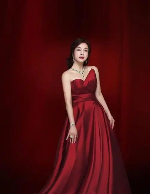 64岁刘晓庆素颜走机场,皮肤白皙不显老,鹅黄束腰上衣清新又减龄