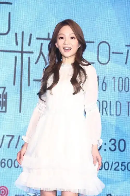 真是别人的39岁张韶涵穿白裙像仙子脸上无瑕疵身材也超棒