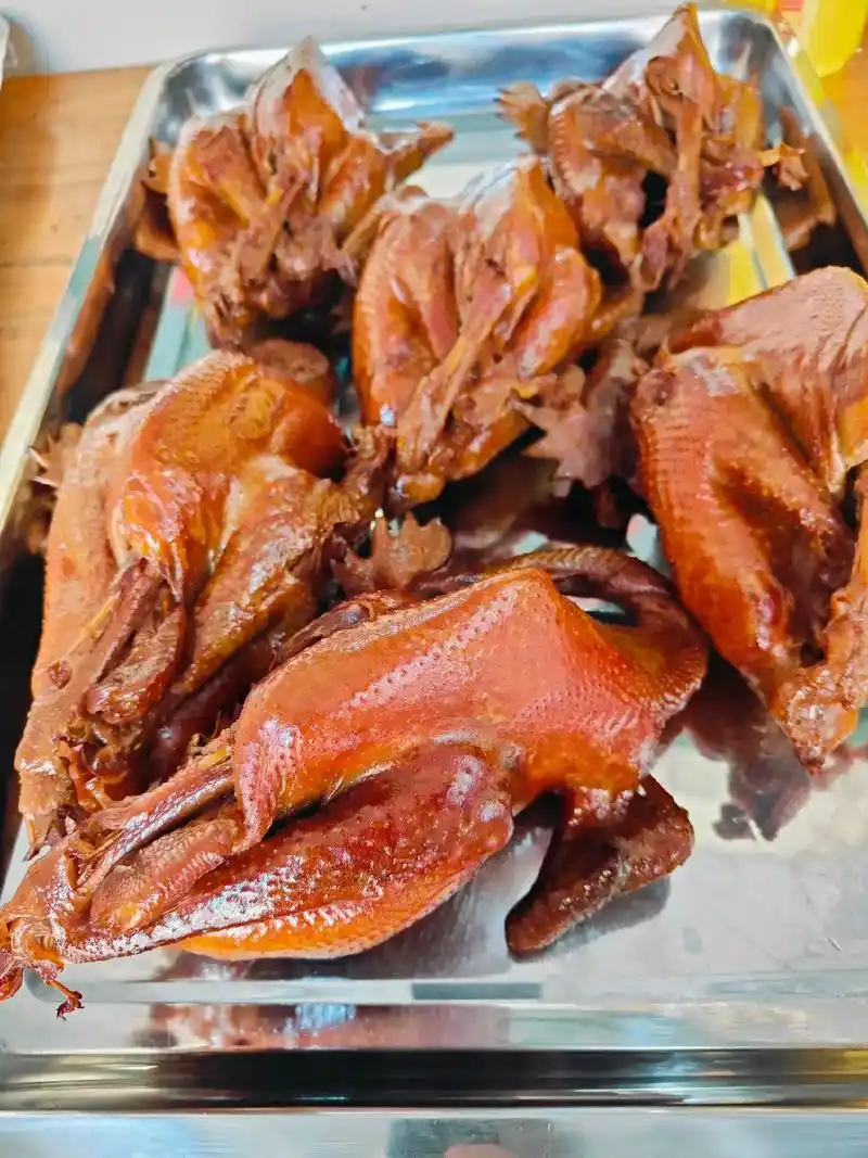 去年十二月份辞职,去学习卤味,摆摊创业两个月,熟食靠的是味道,回头客