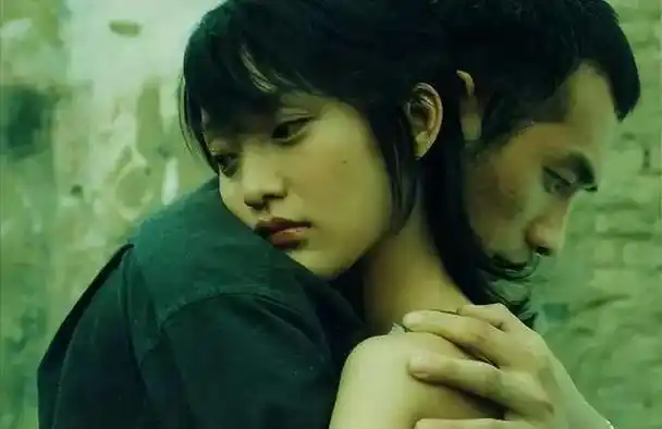 "浪子"黄觉:暧昧周迅,和徐静蕾同居5年,娶小14岁娇妻宠如宝