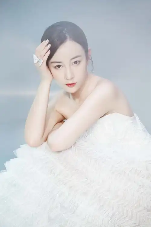 张檬早秋写真曝光清爽白裙气质优雅动人