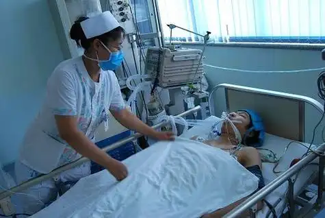 务工小伙甘某工作时被电击,心脏停跳25分钟后被送入市立医院东院抢救