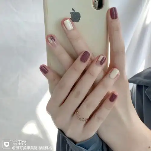 酒红色方形短指甲简约跳色上班族美甲图片