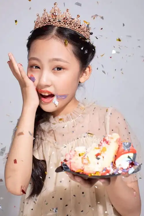 10后童星张婉儿迎十周岁 小小少年初长成