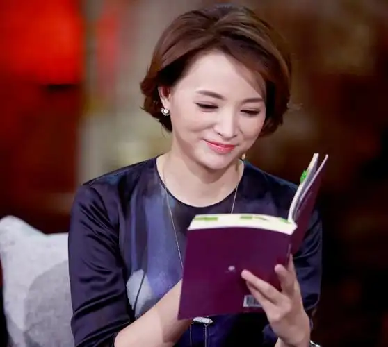 董卿:年后首秀,世界读书日一天出席2个节目变身"阅读"代名词