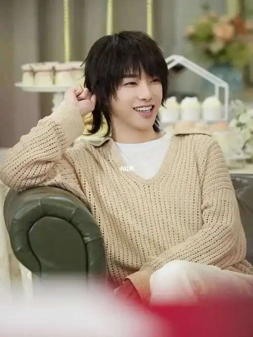 好喜欢华晨宇这张照片哦笑的特别治愈