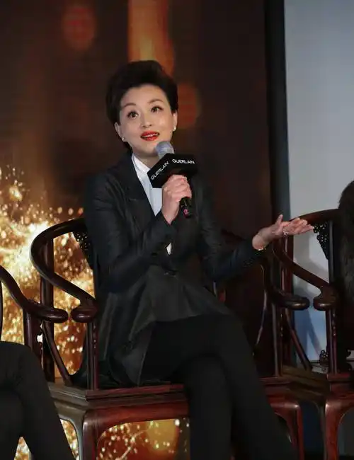 然后开创了自己的访谈节目《杨澜访谈录》全球闻名