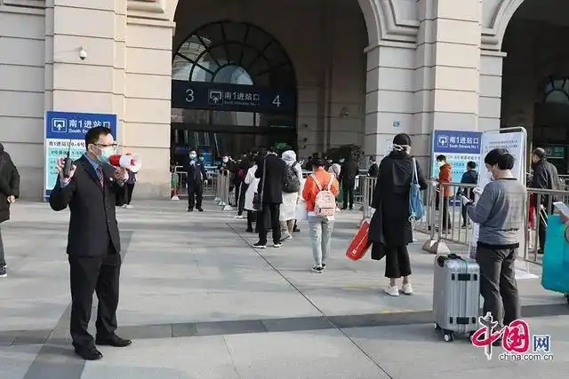 4月8日,汉口火车站离汉旅客在工作人员的引导下有序排队进站.李强摄影