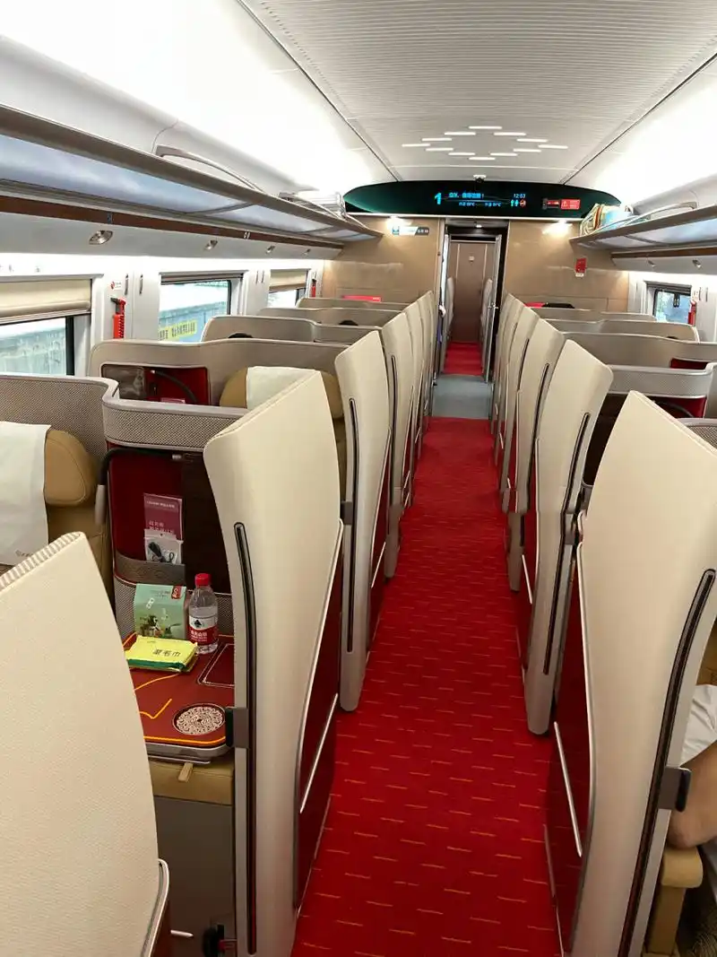智能动车组7715新一代高铁复兴号商务座 坐出了7615头等舱的