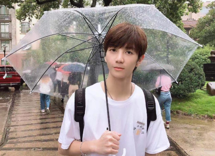 张镐濂迎来20岁生日,洪欣带女儿为其庆生|张镐濂|洪欣|张丹峰_新浪