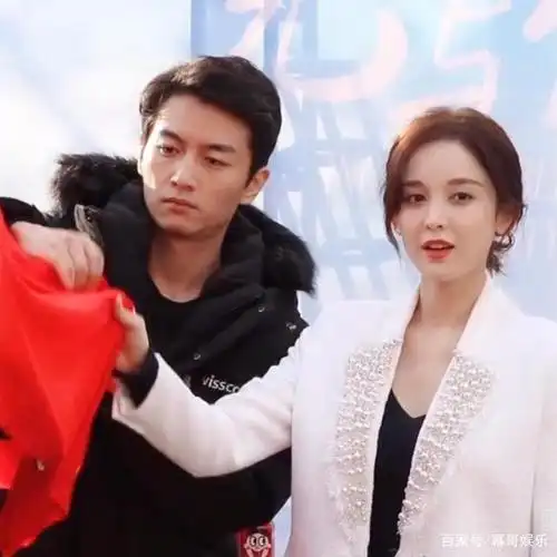 新剧开机图,古力娜扎很时尚,陈晓造型土,粉丝吐槽工作室