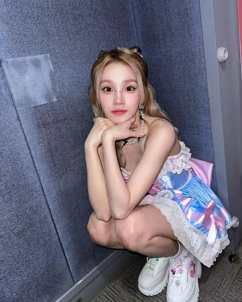 看起来非常娇小可爱啊 #明星动态# #明星穿搭# #宋雨琦