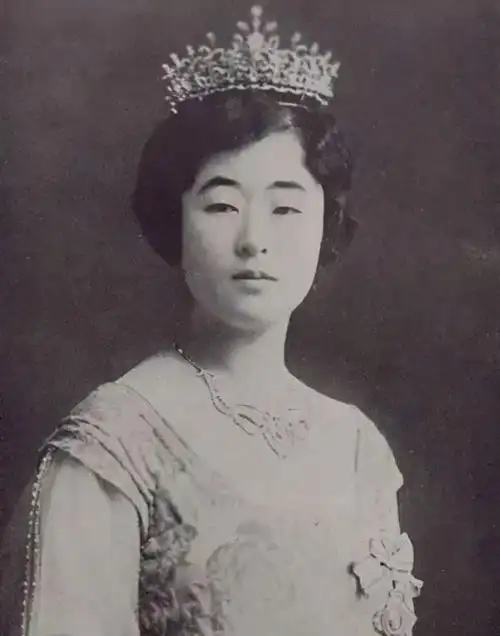 眯眯眼塌鼻梁,还是恶婆婆的日本良子皇后,为何能让天皇独宠一生