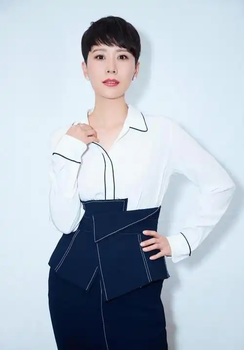 海清晒素颜照庆祝减肥成功,意外撞脸刘若英