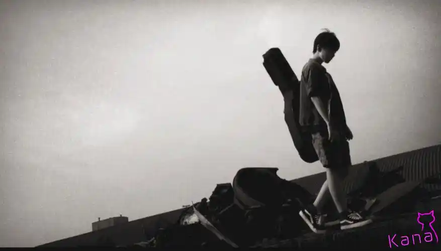 求王俊凯背吉他的图