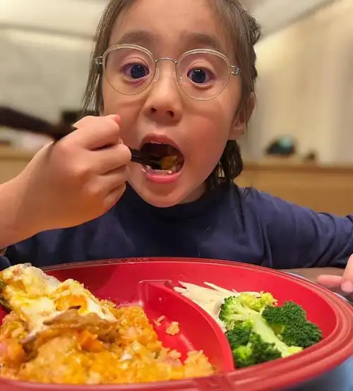 贾静雯为女儿庆生,晒7岁咘咘萌照,希望她不要和妹妹波妞吵架