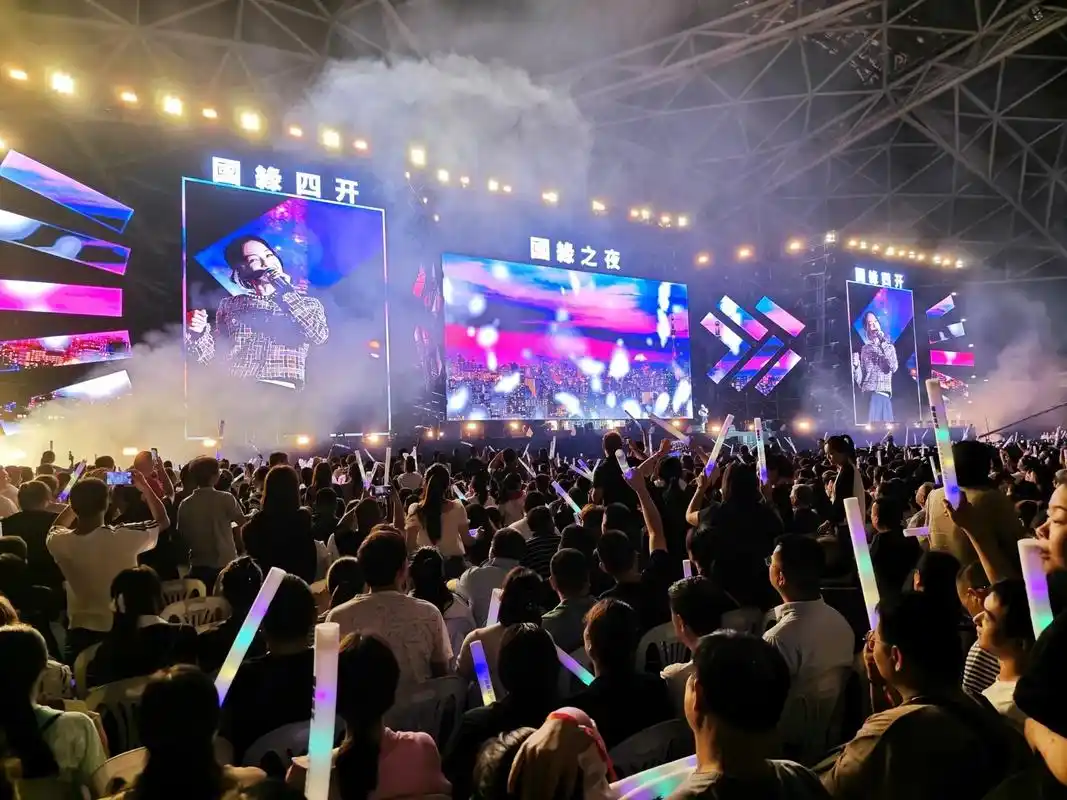 《匆匆那年》明星群演活动用车.2023南通群星演唱会已经落下 - 抖音