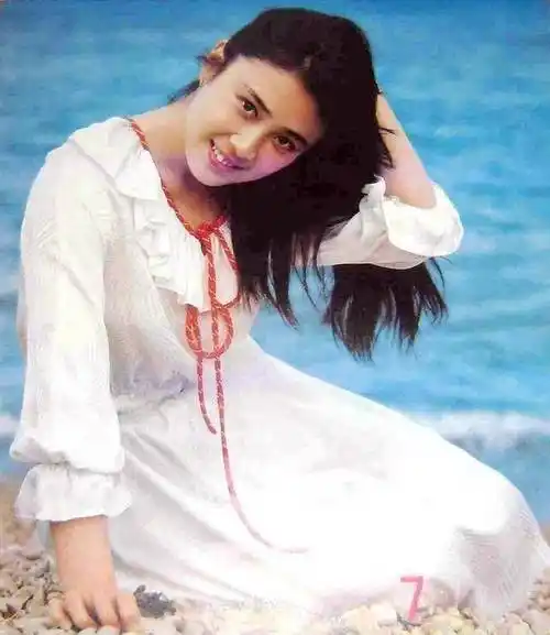 可因为她年龄太小,最后也没能被录取,在母亲的劝说下傅艺伟放下心结