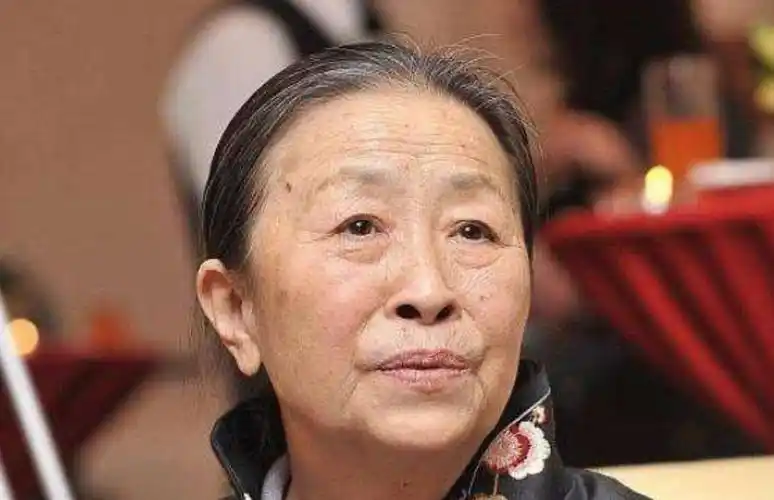 回顾丑娘张少华生前带病工作去世后丈夫的坚持让人泪目