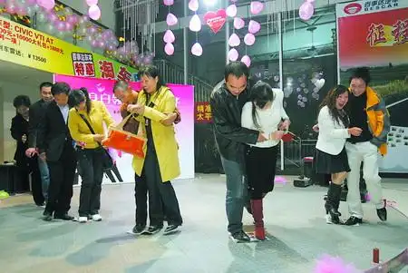 数百单身男女表演求爱