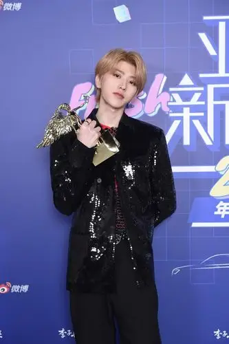 原创蔡徐坤染金发穿hm登上亚洲新歌榜盛典舞台之王让人臣服