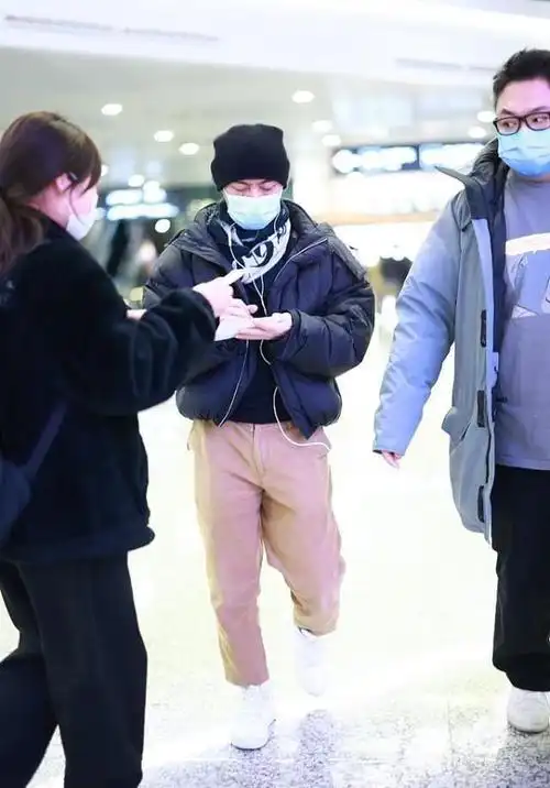 张卫健证件照微笑(张卫健有奔六的样子了)(9)