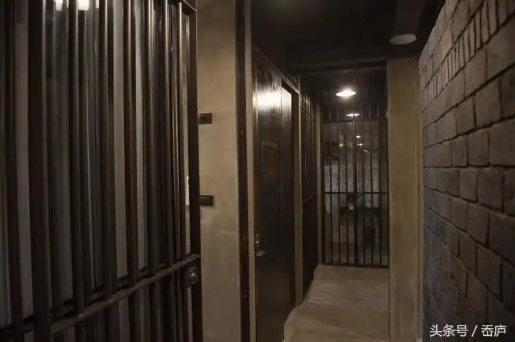 在入住前,饭店会提供房客黑白条纹睡衣和有着身高刻度的背景墙,让房客