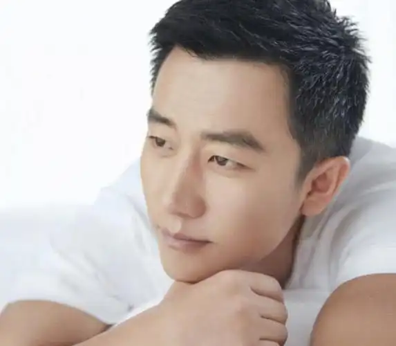 短发黄轩上线格纹西服搭白t精气神十足好一个温润儒雅的男神