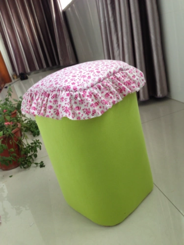 今天一下午的时间用奶粉罐做的凳子,放在电脑桌那里正好!