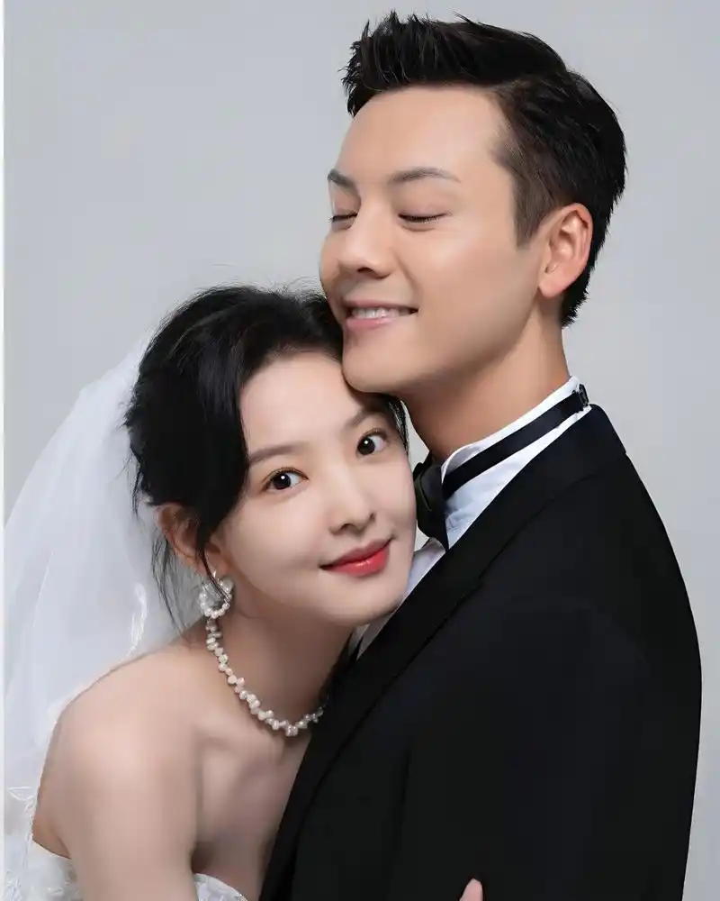 这是不是最甜蜜的一瞬间!#陈伟霆章若楠照亮你