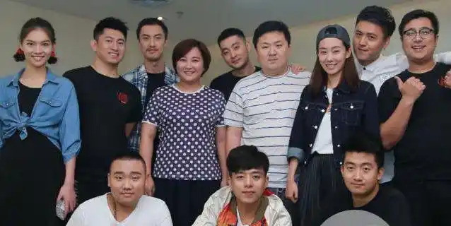 原创贾玲恋情大曝光男友原来是熟悉的他网友难怪一直都不公开