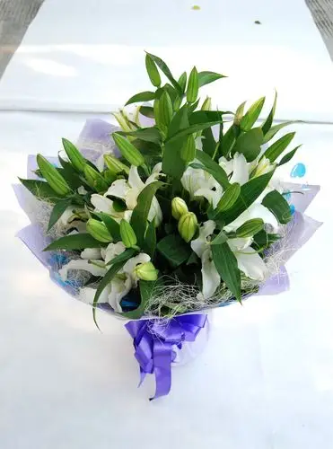 鲜花细节9枝多头香水百合花束加配花,外用浅紫色包装纸单面圆形包装