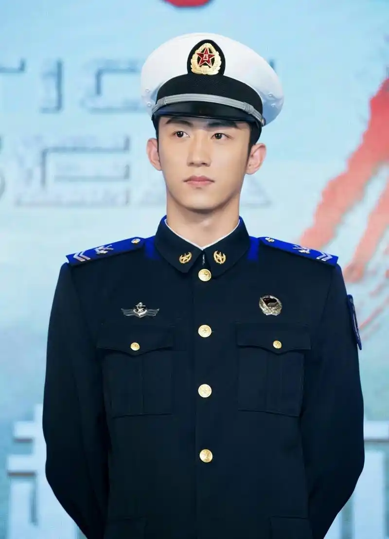 "扬帆起航"发布会的黄景瑜穿着海军军装,颇有特种兵狙击手的英姿,真的