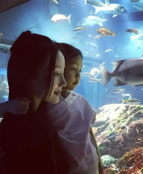 李小璐带女儿游日本长大的甜馨乖巧惹人爱