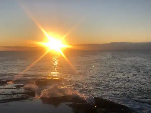 日出terrigal ,太阳跳出来的一瞬间,金光铺满水面,所有的等待都是值得