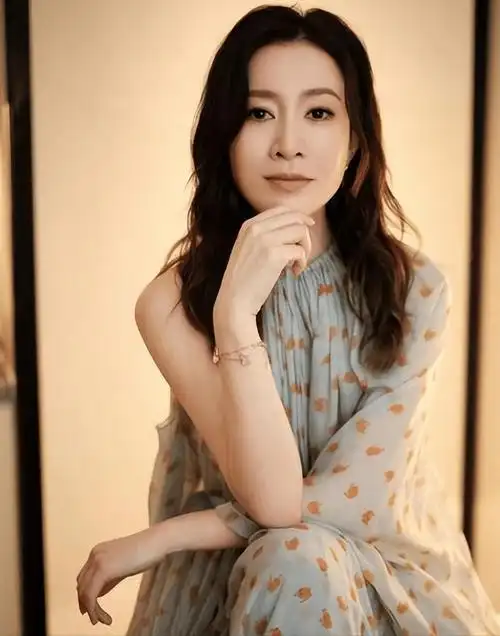 佘诗曼再次聊到结婚,50岁不怕老,感叹:存钱是最大的安全感