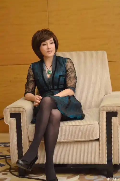 为老不尊?70岁刘晓庆参加活动穿着太暴露,网友:扮嫩也要有尺度