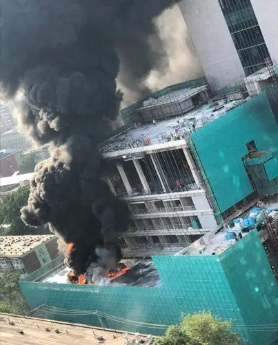 北京一在建楼房突发火情 浓烟滚滚_腾讯新闻