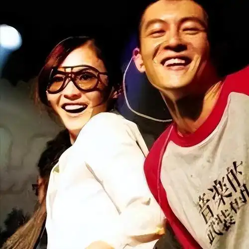 这对明星夫妻就是谢霆锋和张柏芝,他们的婚姻一直备受关注,外界对他们