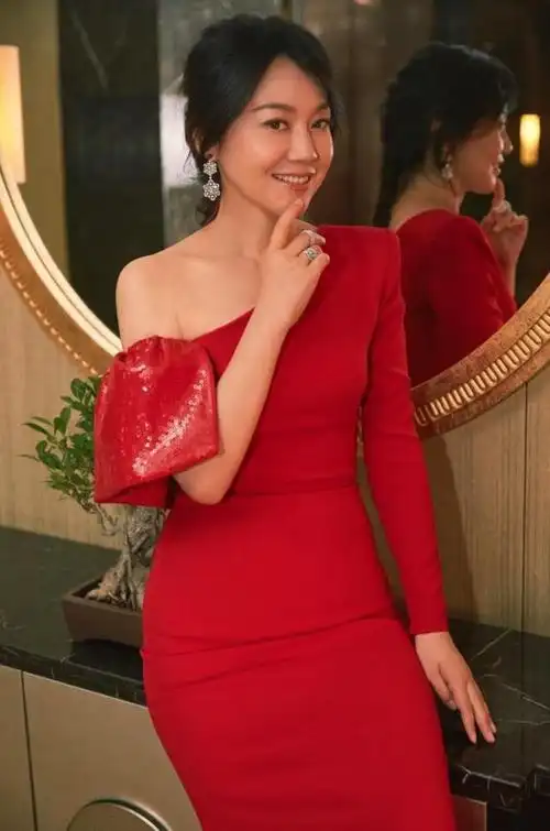 闫妮:隐婚生女,离婚后爆红,如今婚姻状况如何了?