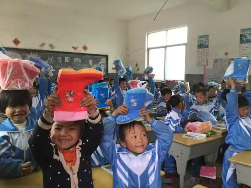 两地公益组织联手景德镇市三所山区小学孩子穿上爱心雨靴