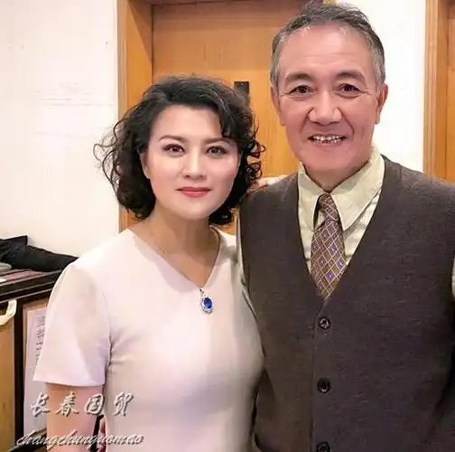 63岁李幼斌与50岁妻子同框,二人因戏结缘,结婚13年恩爱如初